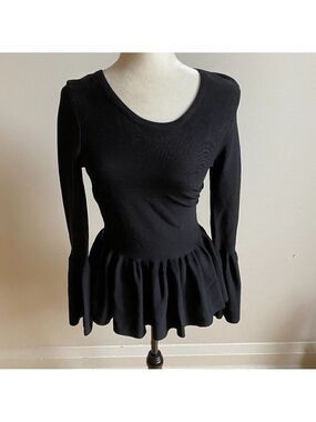 𝅺madison Square New black top sz Xsmall ruffles